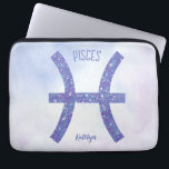 ijsbreker Gepersonaliseerd Paars Laptop Sleeve<br><div class="desc">Deze ,  gepersonaliseerde paarse en lavendere laptophoes van Pisces is voorzien van uw astrologische teken van de Zodiac in een prachtige glans zoals de constellaties. Pas dit schattige astrologische geschenk met jouw naam in krullend manuscript voor iemand aan met een verjaardag eind Februari of vroege Maart.</div>