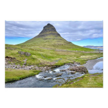 IJsland-berg met watervallen