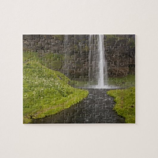 IJsland. Mensen op pad achter Seljalandsfoss Legpuzzel (Horizontaal)