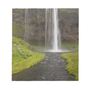 IJsland. Mensen op pad achter Seljalandsfoss Notitieblok