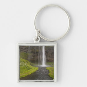 IJsland. Mensen op pad achter Seljalandsfoss Sleutelhanger