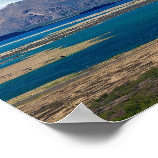 IJsland-ochtendkapje met boerderijen in een fjord Poster (Hoek)