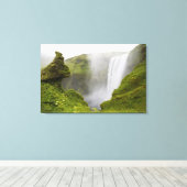 IJsland. Skogarfoss Waterfall plunges over een Canvas Afdruk (Insitu (Houten vloer))