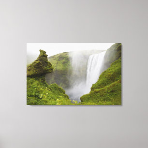 IJsland. Skogarfoss Waterfall plunges over een Canvas Afdruk