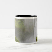 IJsland. Skogarfoss Waterfall plunges over een Tweekleurige Koffiemok (Center)