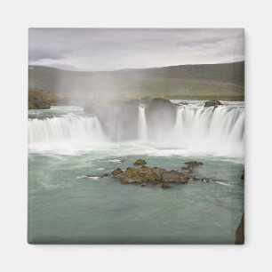IJsland. Uitzicht op de Godafoss-waterval aan de Magneet