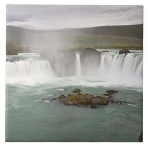 IJsland. Uitzicht op de Godafoss-waterval aan de Tegeltje