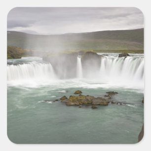 IJsland. Uitzicht op de Godafoss-waterval aan de Vierkante Sticker