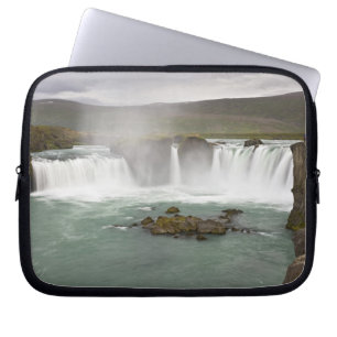 IJsland. Uitzicht op de Godafoss-waterval in de Laptop Sleeve
