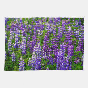 IJsland. Vik i Myrdal. Veld van Lupines Theedoek