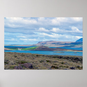 IJslands ochtend zeelandschap met boerderijen in e Poster