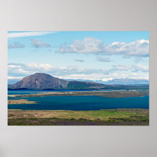 IJslands ochtend zeelandschap met boerderijen in e Poster