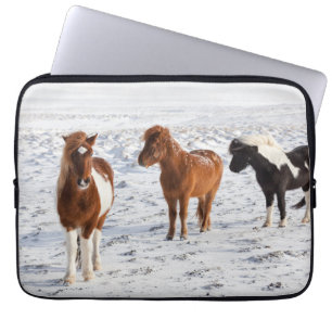 IJslands paard met typische winterkat Laptop Sleeve