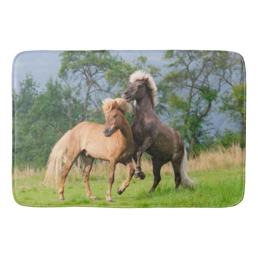 IJslandse paarden die spelen en fokken Badmat (Voorkant)