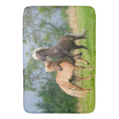 IJslandse paarden die spelen en fokken Badmat (Voorkant Verticaal)