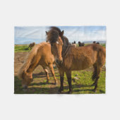 IJslandse paarden grazen Fleece Deken (Voorkant (Horizontaal))