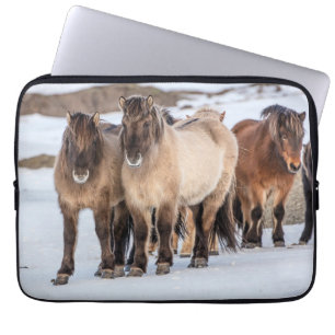 IJslandse paarden in de winter bij Höfn, IJsland Laptop Sleeve