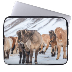 IJslandse paarden in de winterperiode nabij de Hof Laptop Sleeve