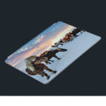 IJslandse paarden, winterlandschap iPad Pro Cover<br><div class="desc">Schilderachtig foto van IJsland met paarden op de voorgrond</div>