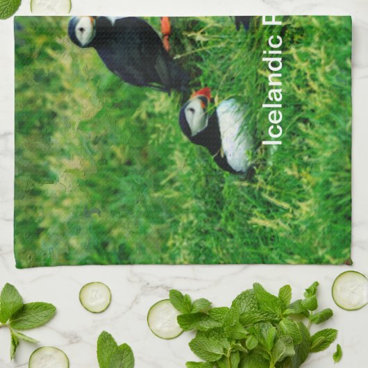 IJslandse Puffins in de zomer Theedoek (Gevouwen)