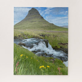 IJslandse waterval en berggebied met bloemen Legpuzzel