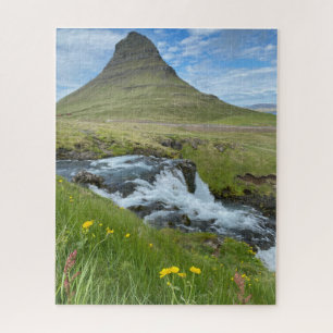IJslandse waterval en berggebied met bloemen  Legpuzzel
