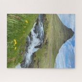IJslandse waterval en berggebied met bloemen Legpuzzel (Horizontaal)