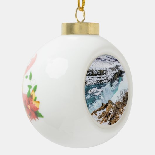 IJslandse waterval in de winter Keramische Bal Ornament (Links)