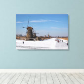 IJsschaatsen langs de windmolens in de winter Canvas Afdruk (Insitu (Houten vloer))