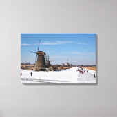 IJsschaatsen langs de windmolens in de winter Canvas Afdruk (Voorkant)