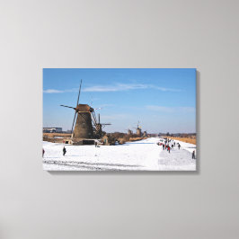 IJsschaatsen langs de windmolens in de winter Canvas Afdruk