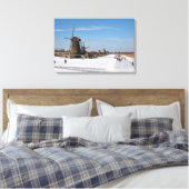 IJsschaatsen langs de windmolens in de winter Canvas Afdruk (Insitu (Slaapkamer))