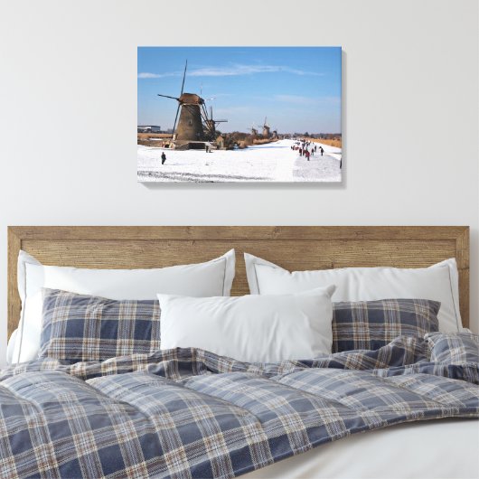 IJsschaatsen langs de windmolens in de winter Canvas Afdruk (Insitu (Slaapkamer))