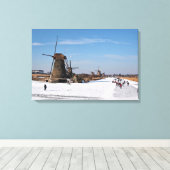 IJsschaatsen langs de windmolens in de winter Canvas Afdruk (Insitu (Houten vloer))