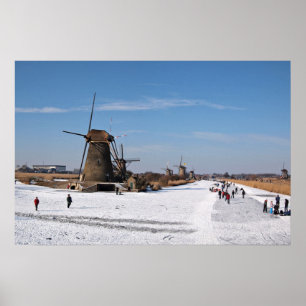 IJsschaatsen langs de windmolens in de winter Poster