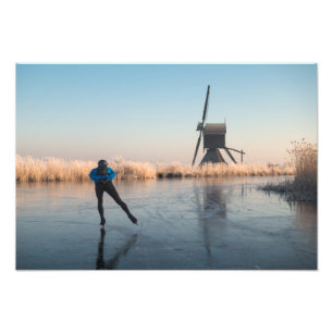 IJsschaatsen voorbij de windmolen en rietdruk Foto Afdruk