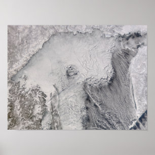 IJsstraten en wolkenstraten in het Zee Okhotsk Poster