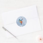 ijsvogel vliegt uit het water ronde sticker (Envelop)