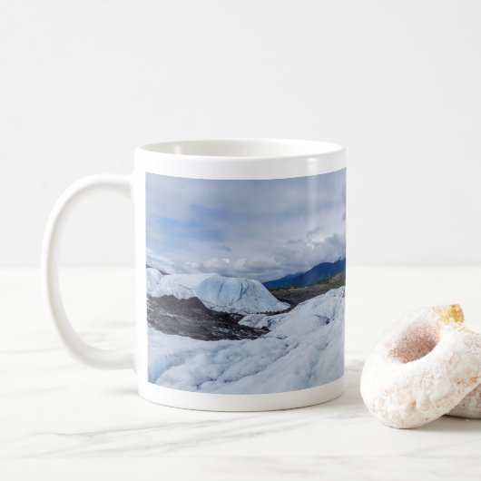 IJzig berggletsjertafereel met bewolkte lucht Koffiemok (Met donut)