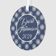 IJzige sneeuwvlokken op een middernachtblauwe heme