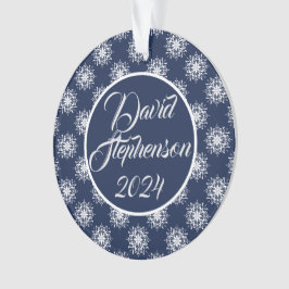 IJzige sneeuwvlokken op een middernachtblauwe heme Ornament