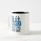 Ik analyseer stilletjes je Gait fysieke therapie Tweekleurige Koffiemok (Voorkant links)