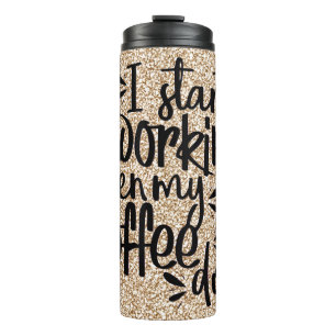 Ik begin te werken wanneer mijn koffie thermosbeker