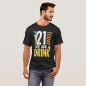 Ik ben 21 vandaag Koop me een Drink Verjaardagsbie T-shirt (Voorkant volledig)