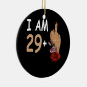 Ik ben 29 plus 1 wijsvinger voor een 30e verjaarda keramisch ornament (Rechts)