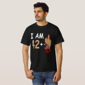 Ik ben 42 plus 1 wijsvinger voor een 43e verjaarda t-shirt (Voorkant volledig)
