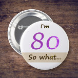 Ik ben 80 dus wat Funny Quote 80th BIrthday Ronde Button 5,7 Cm<br><div class="desc">Ik ben 80 dus wat Funny Quote 80th BIrthday button. Een geweldige knop voor iemand die de 80ste verjaardag viert. Het komt met een grappig en inspirerend citaat dat ik 80 ben,  dus wat,  en perfect voor een persoon met een gevoel van humor. Een motivatie knop voor haar.</div>