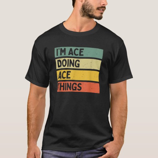 Ik ben Ace aan het doen Ace Things Funny gepersona T-shirt (Voorkant)