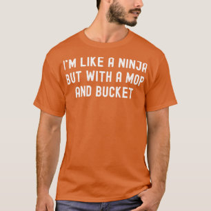 Ik ben als een ninja maar met een dweil en emmer t-shirt