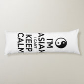 Ik ben Aziatisch dat ik geen kalm kan houden. Lichaamskussen (Achterkant)